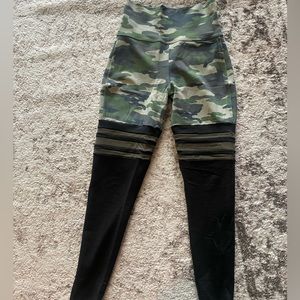 Bombshell Camo Leggings